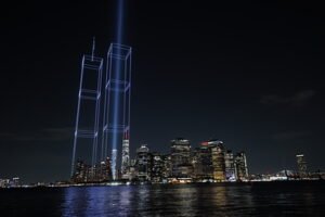 Read more about the article 2,977 LIGHTS RISE OVER NEW YORK HARBOR AND REBUILD THE TWIN TOWERS IN LIGHT