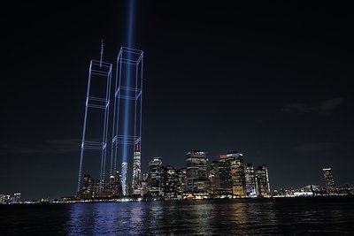 You are currently viewing 2,977 LIGHTS RISE OVER NEW YORK HARBOR AND REBUILD THE TWIN TOWERS IN LIGHT