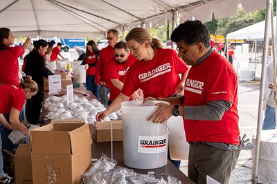 You are currently viewing GRAINGER’S FIFTH ANNUAL BUCKET BUILD HELPS COMMUNITIES PREPARE FOR DISASTER RECOVERY