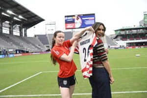 Read more about the article Purina and Mariska Hargitay Bring the Purple Leash Project to U.S. Soccer, Launch Limited-Edition Scarves Supporting Abuse Survivors and Pets